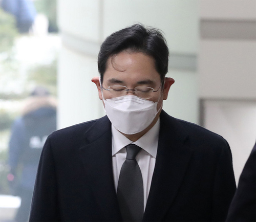 ▲ 지난 1월 18일 이재용 삼성전자 부회장이 서울 서초구 서울고등법원에서 열리는 국정논단 관련 파기환송심 선고 공판에 출석하고 있는 모습. <사진제공=뉴시스>