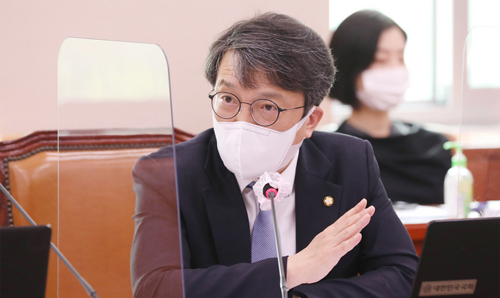 ▲ 김의겸 열린민주당 의원이 지난달 27일 국회에서 열린 문화체육관광위원회 전체회의에서 현안 질의를 하고 있다. <사진제공=뉴시스>
