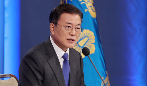 ▲ 문재인 대통령이 10일 오전 청와대 춘추관 대브리핑룸에서 취임4주년 특별연설을 마친 후 취재진의 질문에 답변하고 있다. <사진제공=뉴시스>