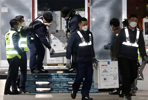 ▲ 코로나19 화이자 백신 43만6000회분이 5일 새벽 인천국제공항 화물터미널에 도착해 운송 차량으로 옮겨지고 있다.<사진제공=뉴시스>