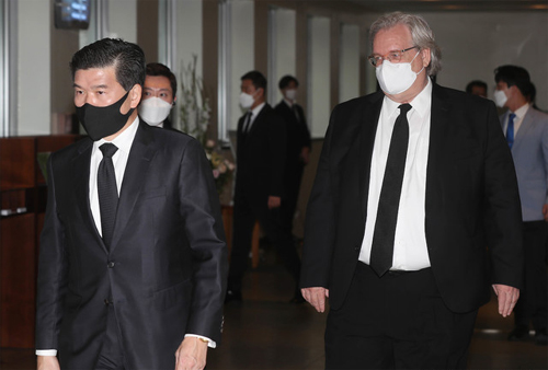 ▲ 지난해 10월27일 제프리 존스 주한미국상공회의소 이사회 회장과 제임스 김 주한미국상공회의소 회장이 서울 강남구 삼성서울병원 장례식장에 마련된 고 이건희 삼성그룹 회장의 빈소를 조문한 뒤 나서고 있는 모습. <사진제공=뉴시스>
