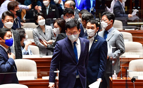 ▲ 송영길 더불어민주당 대표가 18일 오후 서울 여의도 국회에서 열린 더불어민주당 부동산 세제 논의를 위한 정책 의원총회에 참석하고 있다. <사진제공=뉴시스>