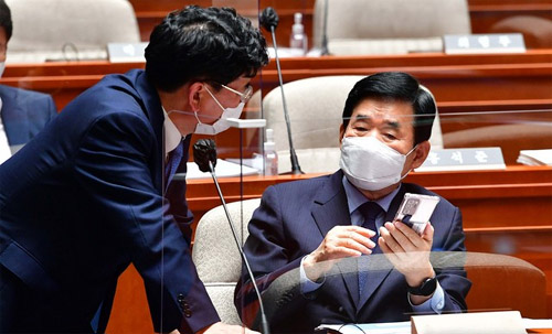 ▲ 더불어민주당 김진표 부동산특위 위원장과 박완주 정책위의장이 18일 오후 서울 여의도 국회에서 열린 더불어민주당 부동산 세제 논의를 위한 정책 의원총회에 참석해 대화하고 있다. <사진제공=뉴시스>