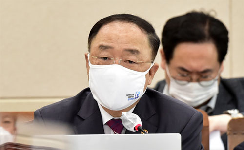 ▲ 홍남기 경제부총리 겸 기획재정부 장관이 23일 서울 여의도 국회에서 열린 기획재정위원회 전체회의에 출석해 질의에 답변하고 있다. <사진제공=뉴시스>