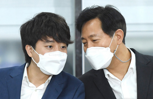 ▲ 이준석 국민의힘 대표, 오세훈 서울시장이 2일 서울 여의도 중앙당사에서 열린 서울시당-서울시 당정간담회에서 대화하고 있다. <사진제공=뉴시스>