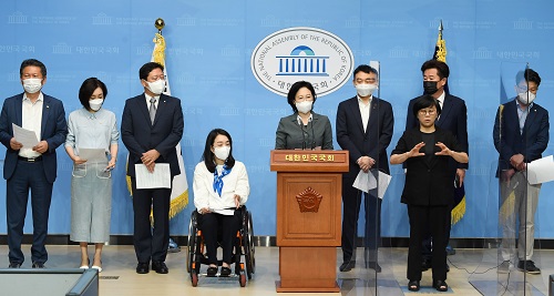 ▲ 지난 6월24일 이수진 더불어민주당 의원 등이 서울 여의도 국회 소통관에서 5차 재난지원금 보편 지급 현안 관련 기자회견을 하고 있는 모습. <사진제공=뉴시스>