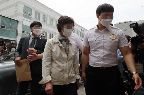 ▲ 불법 요양병원을 운영하면서 수십억 원대 요양급여를 부정수급 한 혐의로 기소된 윤석열 전 검찰총장의 장모 최 모씨가 2일 오전 의정부지방법원에서 열린 1심 선고공판에 출석하고 있는 모습. <사진제공=뉴시스>
