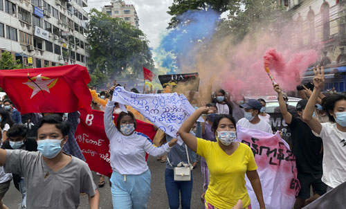▲ 7일(현지시간) 미얀마 양곤의 짜욱더다에서 학생들이 반 군부 구호를 외치며 행진하고 있다.<사진제공=뉴시스>