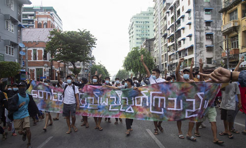 ▲ 지난 6월3일 미얀마 양곤에서 열린 플래시몹에 참여한 쿠데타 반대 시위대가 구호가 적힌 현수막을 들고 행진하고 있다. <사진제공=뉴시스>