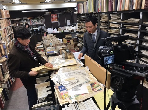 ▲ 3.1운동 계보도 발굴 관련, 도쿄 고서점에서 촬영 중인 모습. <사진=이재석 기자 제공>