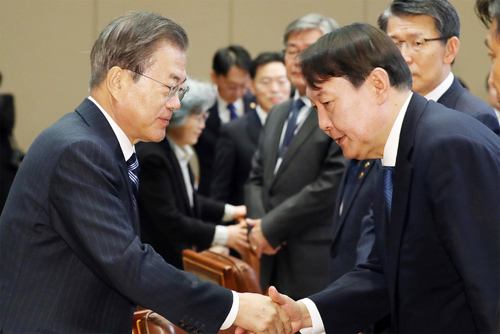 ▲ 2019년 11월 8일 문재인 대통령이 8일 청와대 본관 집현실에서 열린 공정사회를 향한 반부패정책협의회에 참석해 윤석열 검찰총장과 악수를 하고 있다. <사진제공=뉴시스>