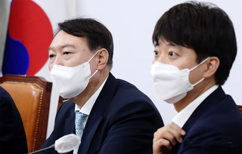 ▲ 이준석 국민의힘 대표와 윤석열 대선 예비후보가 2일 서울 여의도 국회에서 접견하고 있다. <사진제공=뉴시스>