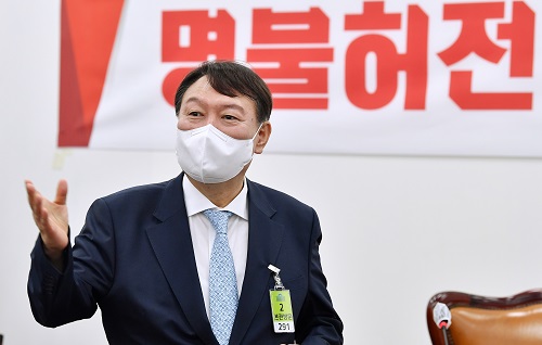 ▲ 국민의힘 대선 예비후보 윤석열 전 검찰총장이 2일 서울 여의도 국회에서 열린 국민의힘 초선 공부모임 '명불허전 보수다 시즌5' 초청 강연에 참석해 발언하고 있는 모습. <사진제공=뉴시스>