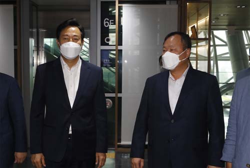 ▲ 오세훈 서울시장과 김인호 서울시의장이 지난 7월 29일 서울시청에서 광화문광장 세월호 기억공간 관련 조찬 회동을 마친 뒤 청사를 나서고 있다. <사진제공=뉴시스>