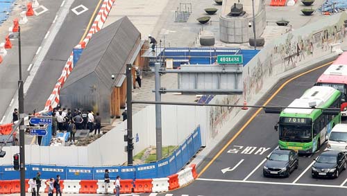 ▲ 지난 7월 29일 오후 서울 종로구 광화문 광장에 있는 세월호 기억공간이 철거되고 있다.<사진제공=뉴시스>