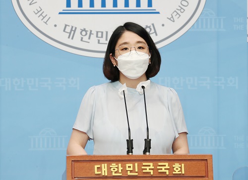 ▲ 용혜인 기본소득당 의원이 지난달 26일 서울 여의도 국회 소통관에서 더불어민주당과 국민의힘에 기본소득 토지세법 조속한 논의를 촉구하는 기자회견을 하고 있는 모습. <사진제공=뉴시스>