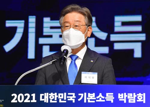 ▲ 이재명 경기도지사가 지난 4월 28일 오전 경기도 고양시 킨텍스에서 열린 '2021 대한민국 기본소득 박람회'에 참석해 개회사를 하고 있다. <사진제공=뉴시스>
