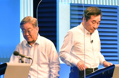 ▲ 이재명, 이낙연 더불어민주당 대선경선 후보가 지난 4일 오후 서울 마포구 상암동 YTN에서 열린 본경선 2차 TV 토론회를 준비하고 있는 모습. <사진제공=뉴시스>