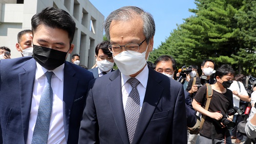 ▲ 대법원이 '드루킹 댓글 조작 사건'에 가담한 혐의로 기소된 김경수 경남지사에 대해 징역 2년을 선고한 지난달 21일 오전 서울 서초구 대법원에서 허익범 특별검사가 법정을 나서고 있는 모습. <사진제공=뉴시스>