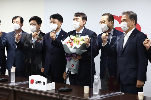 ▲ 윤석열 대선 예비후보가 지난달 30일 오후 서울 여의도 국민의힘 중앙당사를 방문해 대외협력위원장인 권영세 의원에게 입당원서를 제출한 후 기념촬영하고 있는 모습. <사진제공=뉴시스>