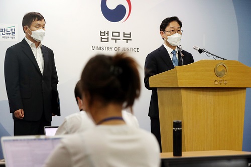 ▲ 박범계 법무부 장관이 9일 오후 경기 과천시 정부과천청사 법무부 브리핑룸에서 이재용 삼성전자 부회장의 가석방 여부가 결정된 법무부 가석방심사위원회(심사위) 결과를 발표하고 있다. <사진제공=뉴시스>