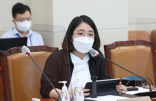 ▲ 용혜인 기본소득당 의원이 19일 오전 서울 여의도 국회에서 열린 기획재정위원회 조세소위원회에서 반대 발언을 하고 있다. <사진제공=뉴시스>