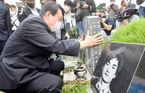 ▲ 국민의힘 대선주자인 윤석열 전 검찰총장이 지난 7월 17일 오전 광주 북구 민족민주열사묘역(옛 망월묘역)에 잠들어 있는 이한열 열사 묘지를 참배하고 있는 모습.<사진제공=뉴시스>