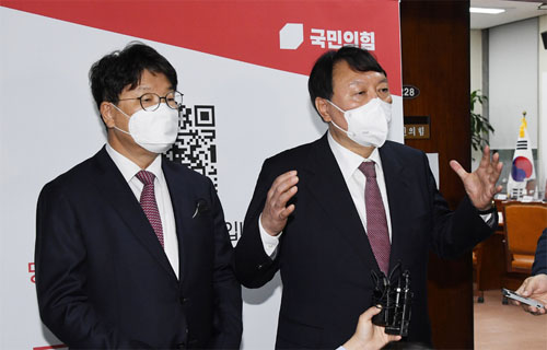 ▲ 윤석열 국민의힘 대선 후보가 8일 서울 여의도 국회에서 열린 최고위원회의를 마친 후 비서실장에 권성동 의원을 선임한다고 밝히고 있다.<사진제공=뉴시스>