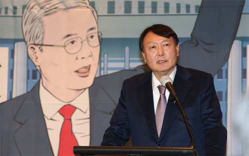 ▲ 윤석열 국민의힘 대선 후보가 15일 서울 용산구 그랜드 하얏트 서울 호텔에서 열린 만화로 읽는 오늘의 인물이야기 '비상대책위원장-김종인' 출판기념회에 참석해 축사하고 있다. <사진제공=뉴시스>