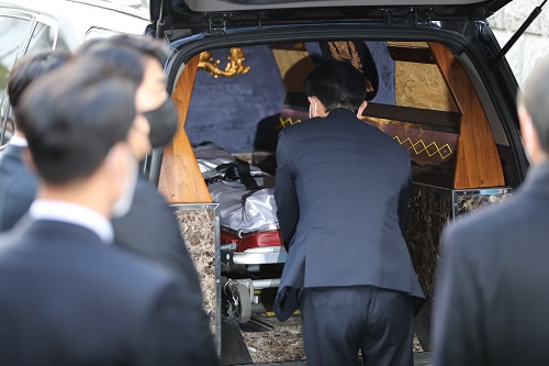 ▲ 5.18 광주 학살 주범 전두환이 사망한 23일 오후 서울 서대문구 자택에서 전 씨의 시신이 운구되고 있는 모습. <사진제공=뉴시스>