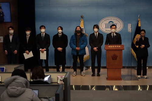 ▲ 국민의힘 20대 당원 및 적극지지자 등 30여명으로 구성된 ‘팀 공정의 목소리’가 1일 국회 소통관에서 기자회견을 열고 윤석열 후보 지지를 철회하고 이재명 더불어민주당 대선후보 지지를 선언했다. <사진제공=더불어민주당 장경태 의원실>