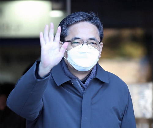 ▲ 대장동 개발업자들에게 도움을 주고 아들을 통해 50억원의 금품을 받았다는 의혹이 제기된 곽상도 전 국민의힘 의원이 1일 오전 서울 서초구 서울중앙지법에서 열린 구속 전 피의자 심문(영장실질심사)에 출석한 뒤 법정을 나서고 있다.<사진제공=뉴시스>