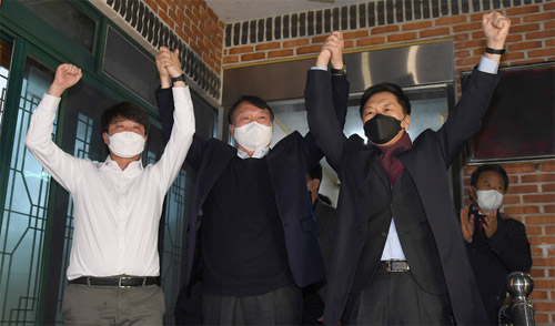 ▲ 이준석 국민의힘 당대표와 윤석열 대선 후보, 김기현 원내대표가 3일 오후 울산 울주군 언양읍의 한 식당에서 만찬 회동 후 포즈를 취하고 있다. <사진제공=뉴시스>