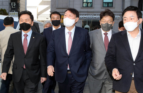 ▲ 윤석열 국민의힘 대선 후보가 3일 서울 여의도 국민의힘 당사에서 열린 비공개 선대위 회의를 마친 후 이동하고 있다.<사진제공=뉴시스>