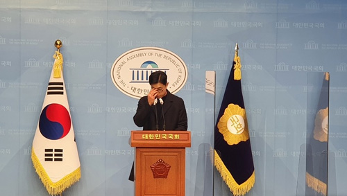 ▲ 5.18 등 과거 망언으로 논란이 된 노재승 국민의힘 공동선대위원장이 9일 국회 소통관에서 자진사퇴의 뜻을 밝히고 있다.<사진제공=뉴시스>