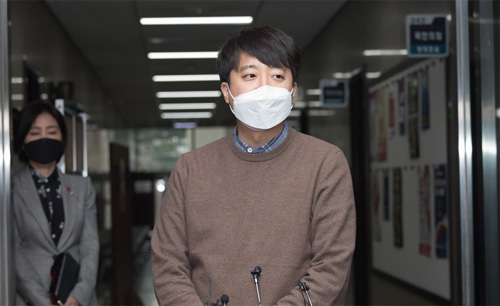 ▲ 이준석 국민의힘 대표가 24일 서울 여의도 국회 당대표실 앞에서 박근혜 전 대통령 사면과 관련한 입장을 밝히고 있다.<사진제공=뉴시스>