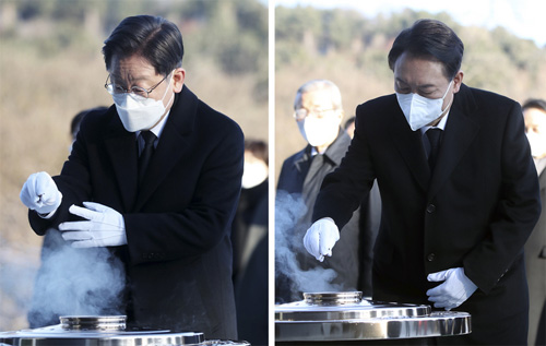 ▲ 이재명(왼쪽) 더불어민주당, 윤석열 국민의힘 대선 후보가 임인년(壬寅年) 새해 첫날인 1일 오전 서울 동작구 국립서울현충원을 참배하며 현충탑에 각각 분향하고 있다. <사진제공=뉴시스>