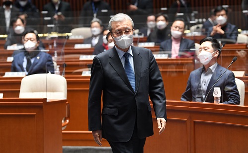 ▲ 김종인 국민의힘 총괄선대위원장이 3일 서울 여의도 국회에서 열린 의원총회에서 발언하기 위해 발언대로 향하고 있다. <사진제공=뉴시스>