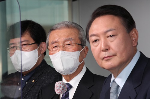 ▲ 윤석열(오른쪽) 국민의힘 대선 후보와 김종인 총괄선대위원장이 2일 오전 서울 여의도 당사에서 윤석열의 정부혁신 : 디지털플랫폼 정부 정책공약 발표 후 기자들의 질문을 듣고 있는 모습. <사진제공=뉴시스>