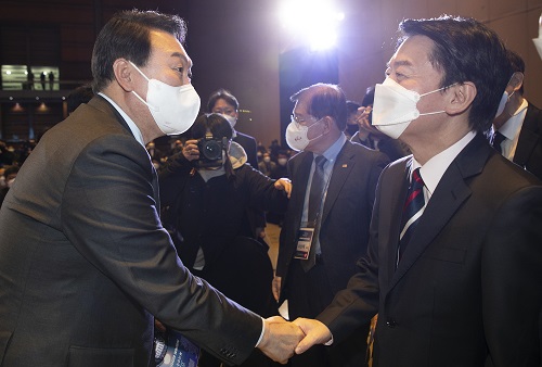 ▲ 국민의힘 윤석열(왼쪽) 대선후보와 국민의당 안철수 후보. <사진제공=뉴시스>