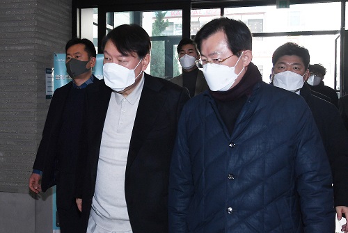 ▲ 윤석열 국민의힘 대선 후보가 9일 오후 서울 여의도 국민의힘 중앙당사로 들어서고 있는 모습. <사진제공=뉴시스>