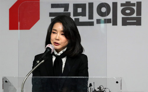 ▲ 윤석열 국민의힘 대선 후보의 부인 김건희 코바나컨텐츠 대표가 26일 서울 여의도 국민의힘 당사에서 자신의 허위 이력 의혹과 관련해 입장문을 발표하고 있다. <사진제공=뉴시스>