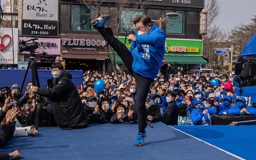 ▲ Lee kicks during a campaign rally in the southwestern city of Jeonju, South Korea, Feb. 19 Yonhap/EPA-EFE/Shutterstock 이 후보가 2월 19일 전주 유세 도중 발차기를 하고 있다.