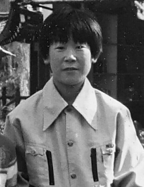 ▲ Lee in 1978, when he worked at Daeyang Industrial, a baseball glove factory. 1978년 이재명이 야구 글로브 회사인 대양산업에서 일하던 당시 Courtesy Lee Jae-myung, Democratic Party Presidential Candidate, Communications Team