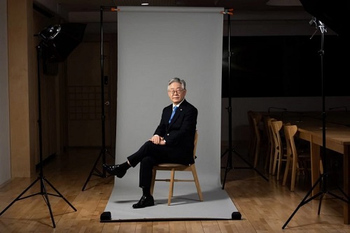 ▲ Lee in 1978, when he worked at Daeyang Industrial, a baseball glove factory. 1978년 이재명이 야구 글로브 회사인 대양산업에서 일하던 당시 Courtesy Lee Jae-myung, Democratic Party Presidential Candidate, Communications Team