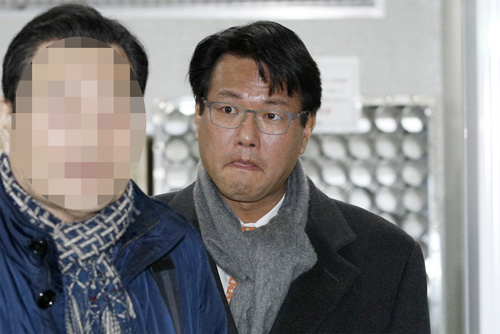 ▲ 2019년 2월 21일 이명박 정부 시절 국군 사이버사령부 댓글 공작에 개입한 혐의로 재판에 넘겨진 김태효 전 청와대 대외전략기획관이 오전 서울 서초구 중앙지방법원에서 열린 1심 공판에서 벌금 1000만원을 선고 받은 뒤 퇴장하고 있는 모습. <사진제공=뉴시스>