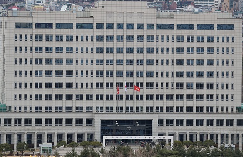 ▲ '청와대 이전' 문제로 논란이 일자, 윤석열 대통령 당선자가 17일 후보지를 외교부 청사와 국방부 청사 두 군데로 압축했다. 사진은 이튿날인 18일 국방부 모습. 이에 따라 해당 분과 인수위원들은 이날 오후 각각 현장을 방문해 점검에 나선다. <사진제공=뉴시스>