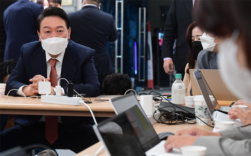 ▲ 윤석열 대통령 당선자가 24일 서울 종로구 통의동 인수위 앞 프레스다방을 방문해 취재진 질의에 답하고 있다. <사진제공=뉴시스>