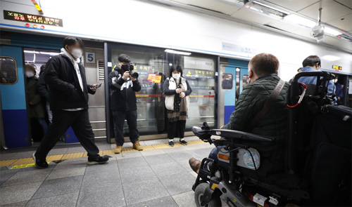 ▲ 전국장애인차별철폐연대(전장연) 회원들이 18일 서울 혜화역 승강장에서 서울교통공사 규탄 및 장애인 권리예산 보장 등 촉구 선전전을 하고 있다.<사진제공=뉴시스>