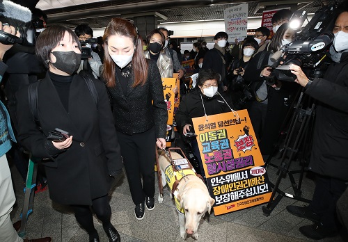 ▲ 김예지 국민의힘 의원과 전국장애인차별연대 소속 회원들이 28일 오전 서울 종로구 경복궁역 3호선 승강장에서 장애인 이동권 보장·장애인 권리예산 반영을 요구하며 출근 시간대 지하철 시위를 하고 있다. <사진제공=뉴시스>